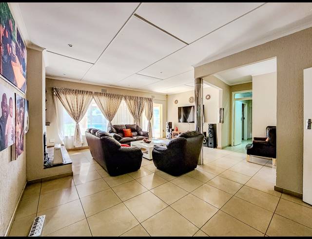 4 BEDROOM HOUSE FOR SALE IN CONSTANTIA KLOOF